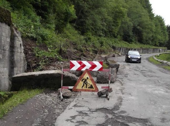 Зруйновану дорогу на Синевирському перевалі ремонтуватимуть за кредитні кошти