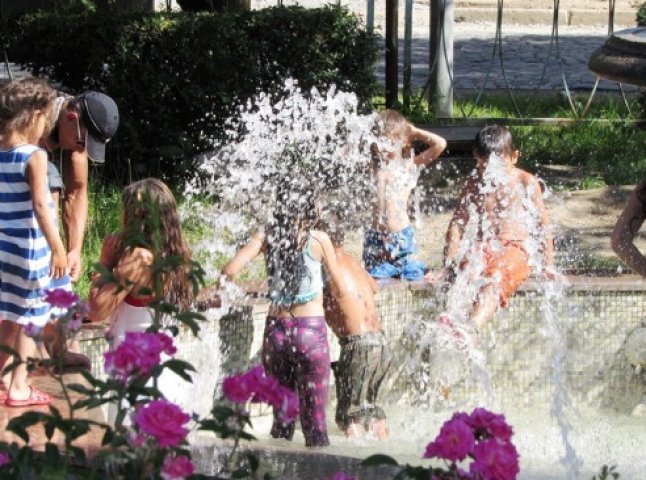 Спека змусила мукачівців купатись у міському фонтані