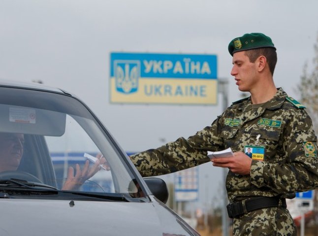 Суд відмінив рішення про скасування тимчасового обмеження у праві виїзду громадян за межі України