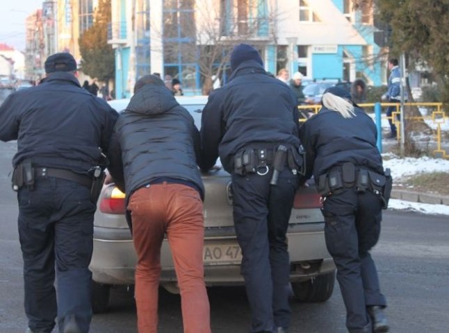 Ужгородські поліцейські допомогли дідусеві штовхати автомобіль