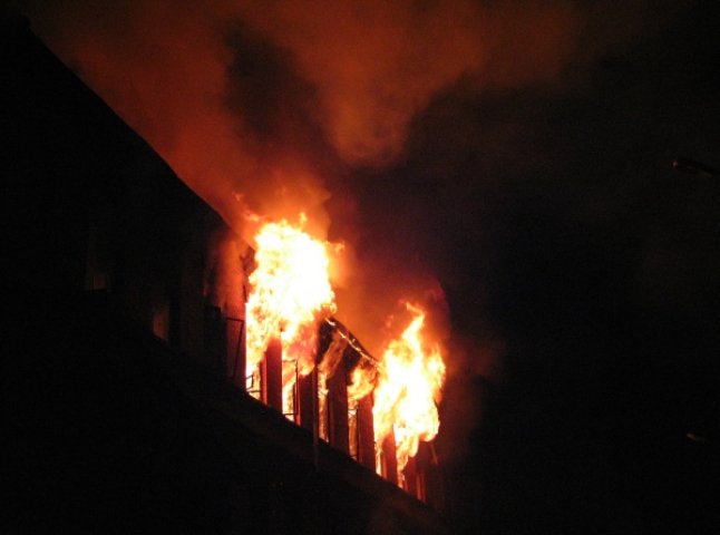 На Хустщині 27-річний власник житлового будинку під час пожежі отримав опіки