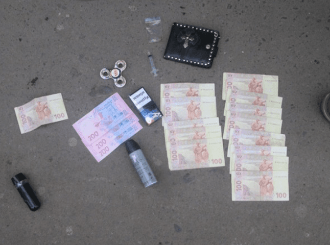 У самісінькому центрі Мукачева продавали наркотики