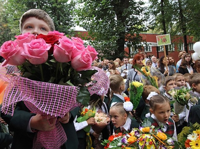 На Закарпатті просять школярів не купувати квіти, а допомогти воякам