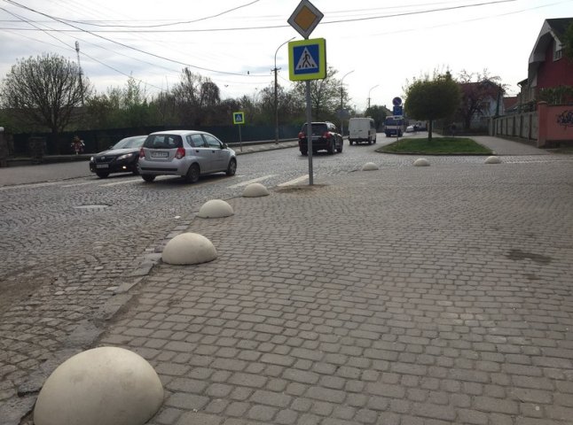 На кількох вулицях Мукачева з’явилися паркувальні півсфери