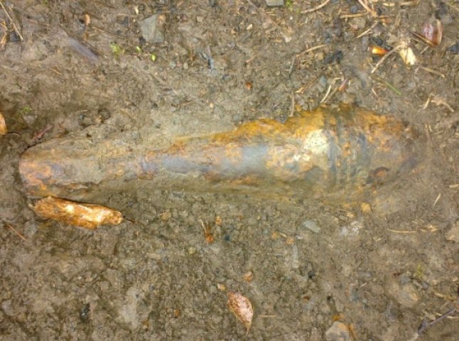 На Міжгірщині туристи в лісі виявили мінометний снаряд