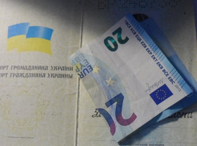 Закарпатець намагався «купити» пропуск в Україну