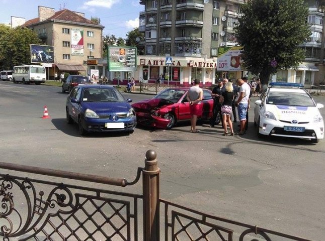 На проспекті Свободи біля "Білочки" в Ужгороді зіткнулись два автомобілі