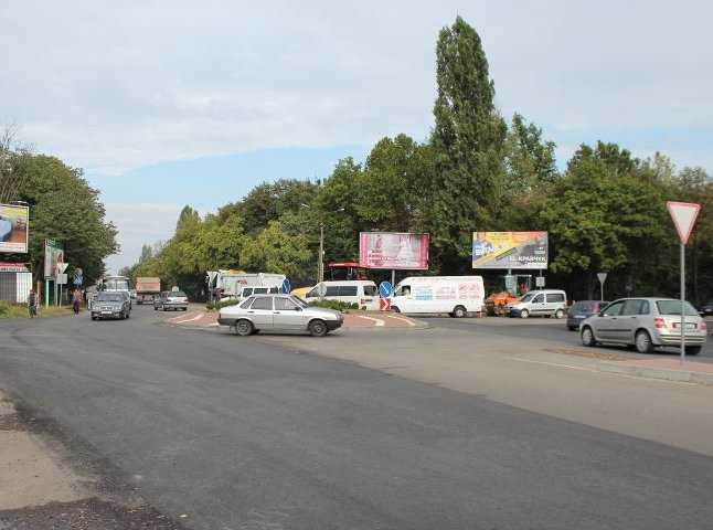 У Мукачеві ремонтують перехрестя біля "ГІДу"