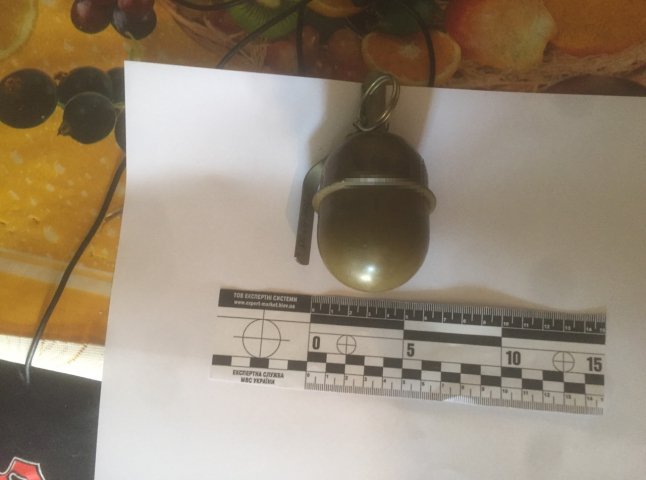 СБУ та поліція затримали чоловіка, який у парку продавав гранату