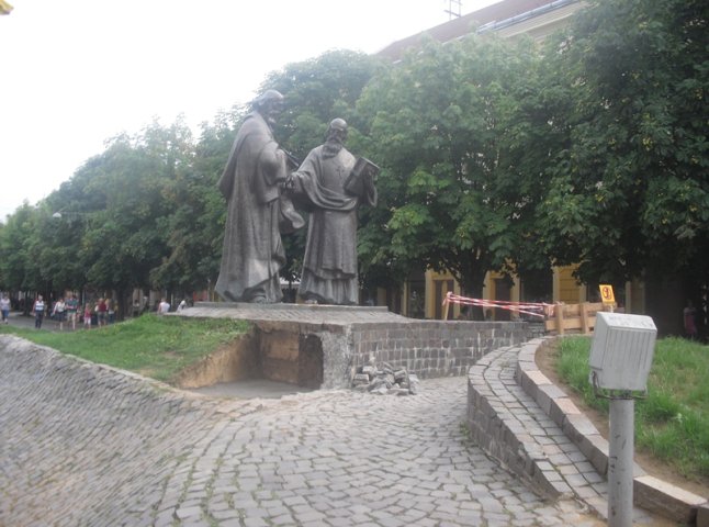 Зручність для туристів: до пам’ятника Кирилу та Мефодію у Мукачеві споруджують сходи (ФОТО)