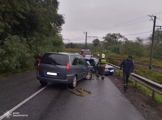 Пасажирів витягли з понівеченого авто: в області сталась аварія