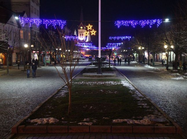 До новорічно-різдвяних свят центральну частину Мукачева прикрасили святковою ілюмінацією