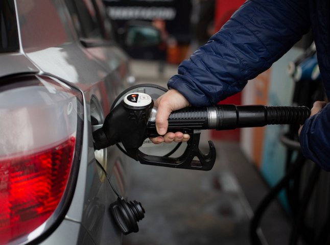 Єврокомісія дасть оцінку дискримінаційним правилам щодо цін на бензин в Угорщині