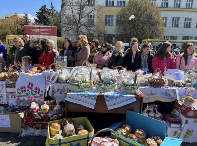 В Ужгороді відбулася благодійна акція "Паска для воїна"