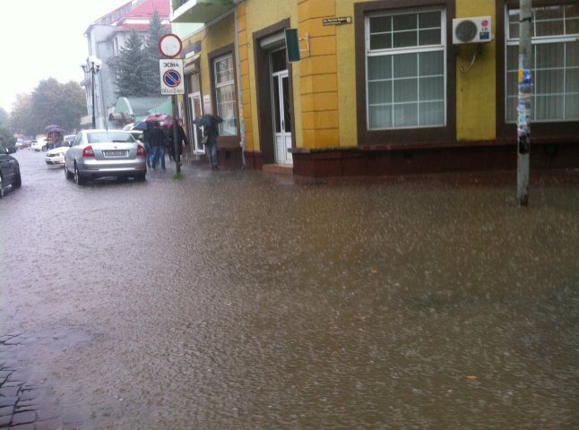Як підтопило Мукачево під час сьогоднішньої зливи (ФОТОРЕПОРТАЖ)