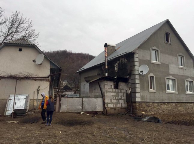На Іршавщині пожежники врятували від знищення двоповерховий будинок