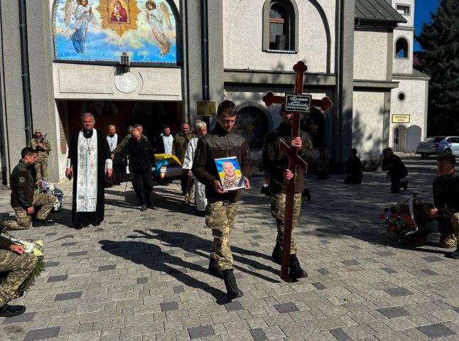 У Мукачеві попрощалися з Героєм Олегом Полешкіним