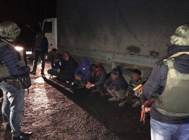 Спецоперація в одному із сіл Мукачівського району: затримано 12 осіб