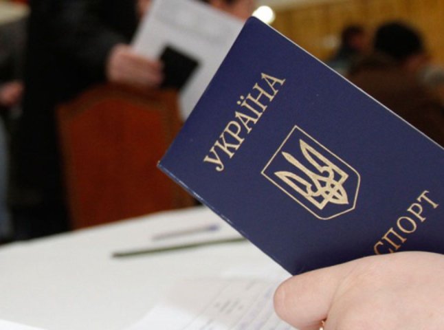 Стосується паспортів: українцям нагадали про два важливі моменти Стосується паспортів: українцям нагадали про два важливі моменти