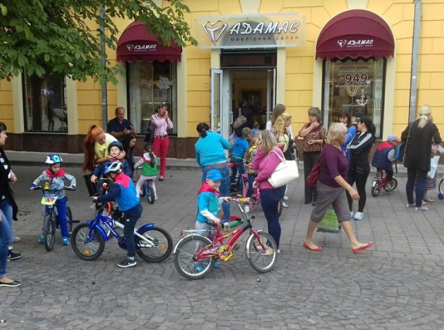 У Мукачеві дошкільнята влаштували масштабний велозаїзд