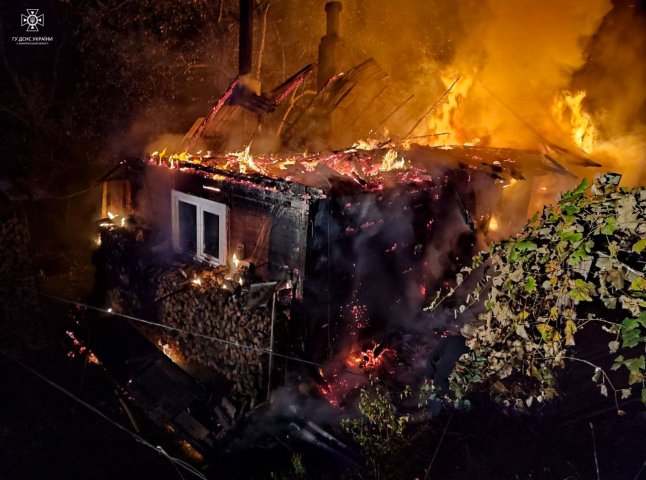 Рятувальники розповіли про пожежу, яку гасили вночі