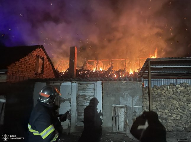 У селі на Ужгородщині рятувальники гасили пожежу