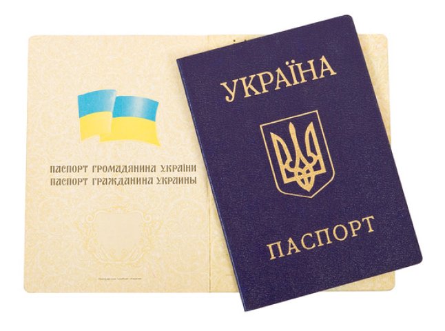 Закарпатцям відмовляють у видачі паспортів у вигляді книжечки