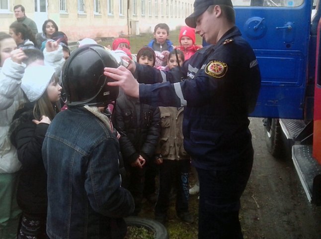 Чопські рятувальники навчали школярів правилам пожежної безпеки (ФОТО)