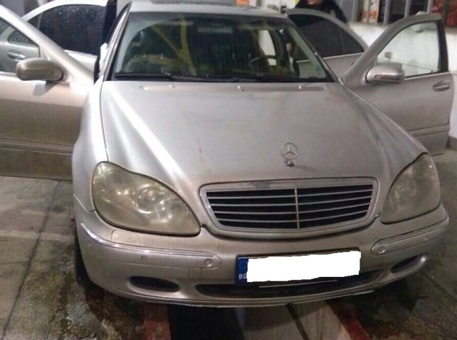 На КПП "Тиса" затримали іномарку "Mercedes", у якій виявили 700 пачок цигарок