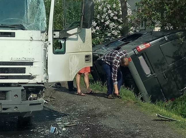 ДТП на Іршавщині: зіткнулися вантажівка та мікроавтобус