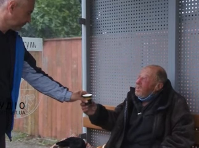 Як мукачівці допомагають покинутому на автобусній зупинці чоловіку