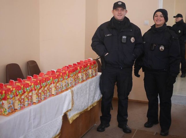 До юних пацієнтів Ужгородської міської лікарні завітали патрульні поліцейські