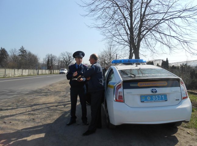 На Мукачівщині інспектори ДАІ перевіряли технічний стан пасажирського транспорту та наявність дозвільних документів