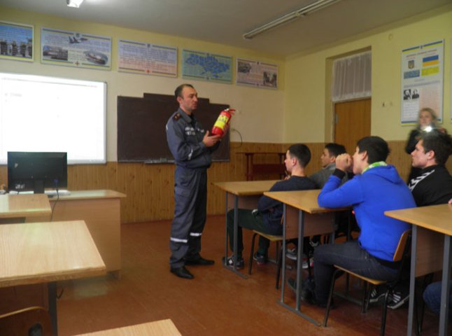 Ужгородські рятувальники навчали школярів правильно користувались піротехнікою (ФОТО, ВІДЕО)