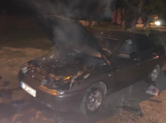 Автомобіль зайнявся полум’ям: патрульні Тячівщини розповіли про нічну пригоду