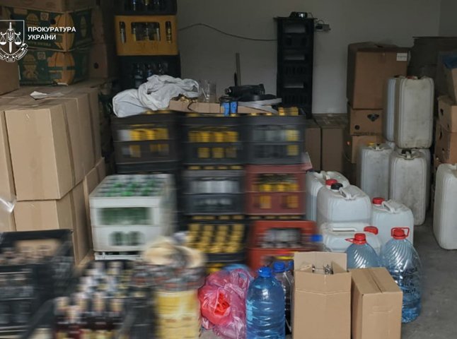 Родину з Ужгорода підозрюють у нелегальному алковиробництві