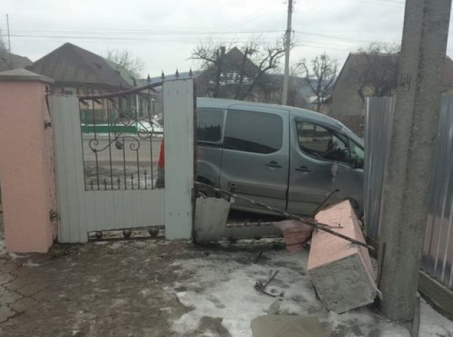 ДТП на Ужгородщині: автомобіль врізався у паркан