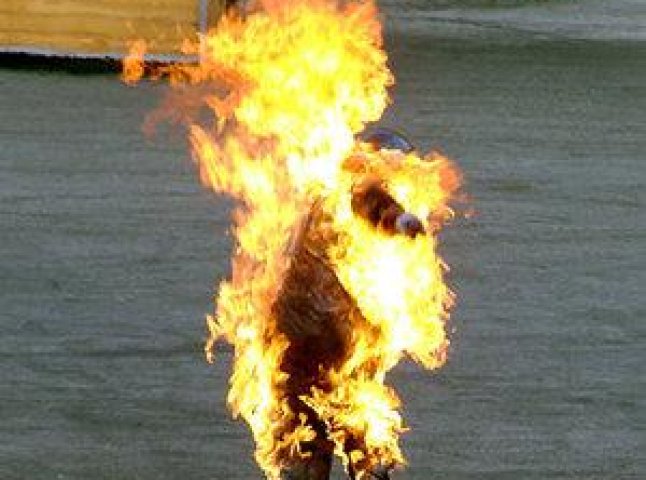 В Ужгороді чоловік спробував себе спалити