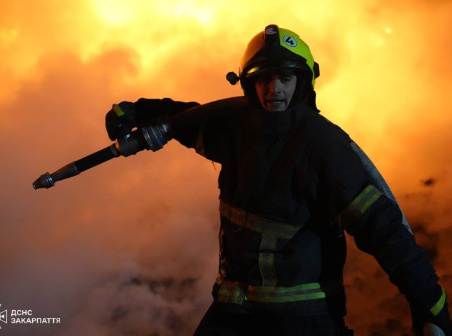 На Закарпатті з учора гасять значну пожежу: людям в окрузі радять зачинити вікна