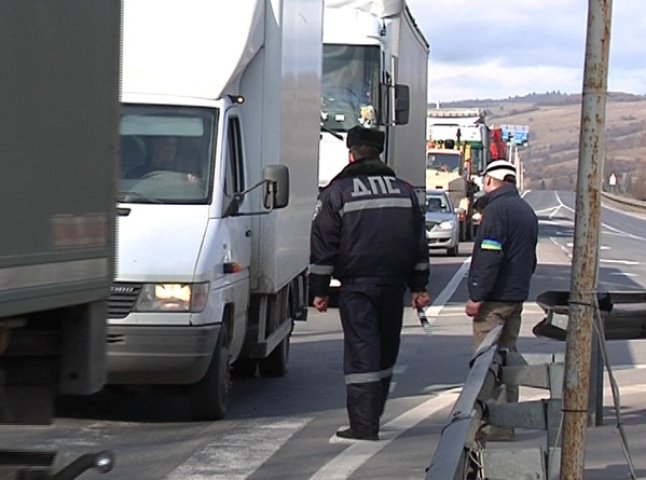На всіх в’їздах на територію Закарпатської області діють посиленні блокпости міліції