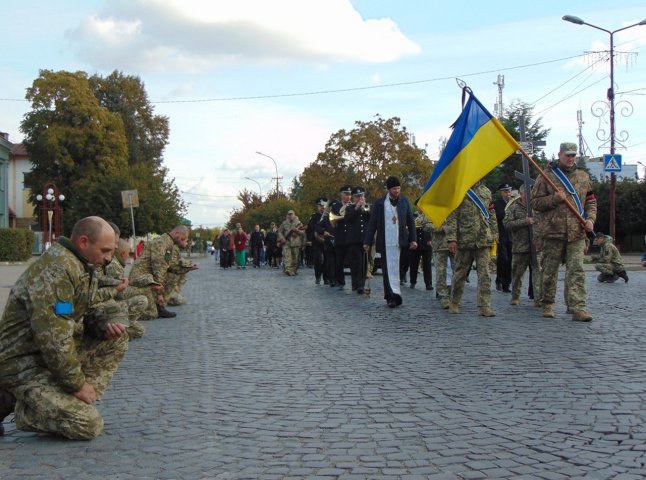 В області поховали військового, який добровольцем пішов на фронт