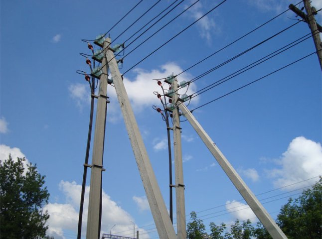 На кількох вулицях Ужгорода проводять ремонт ліній електропередач
