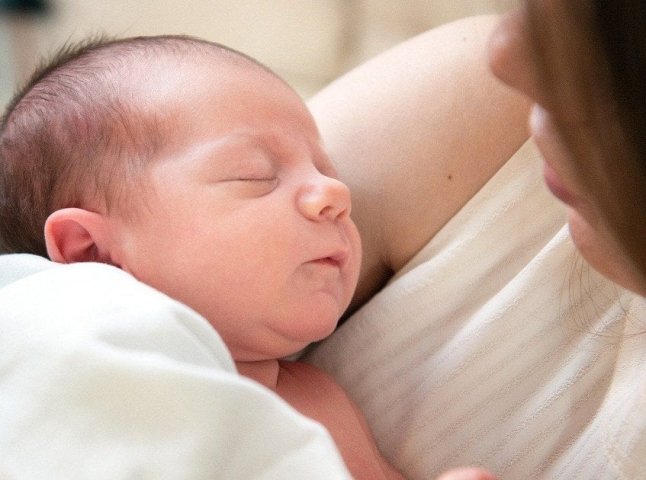 У якому віці жінки найчастіше народжують першу дитину — порівняння країн У якому віці жінки найчастіше народжують першу дитину — порівняння країн