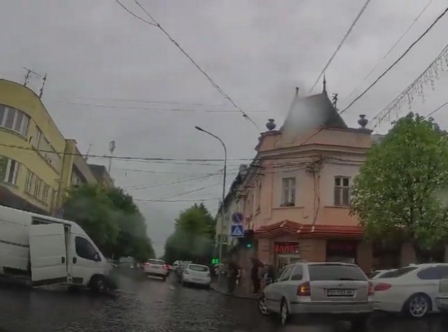 Відео, яке зняли у центрі Мукачева, облетіло Фейсбук 