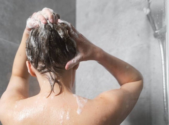 Зранку чи ввечері: коли краще мити голову, щоб волосся довше було чистішим
