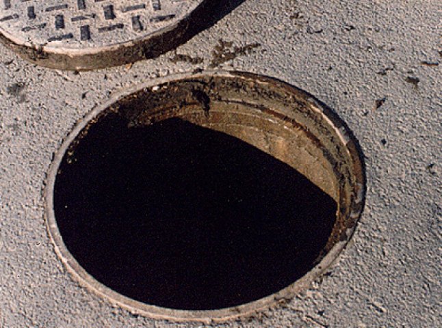 Невідомі ужгородці викрадають каналізаційні люки та решітки