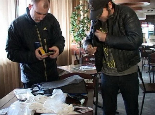 Закарпатські правоохоронці знешкодили міжнародний канал постачання важких наркотиків в Україну (ФОТО)