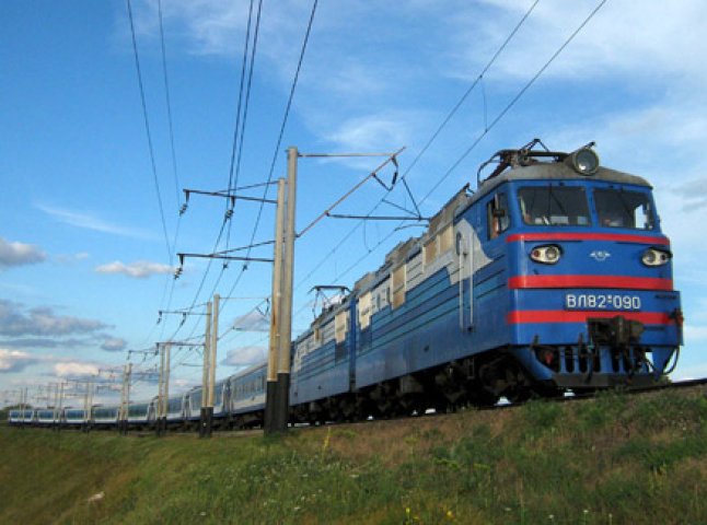 На Тячівщині поїзд збив чоловіка, який сидів на залізничній колії