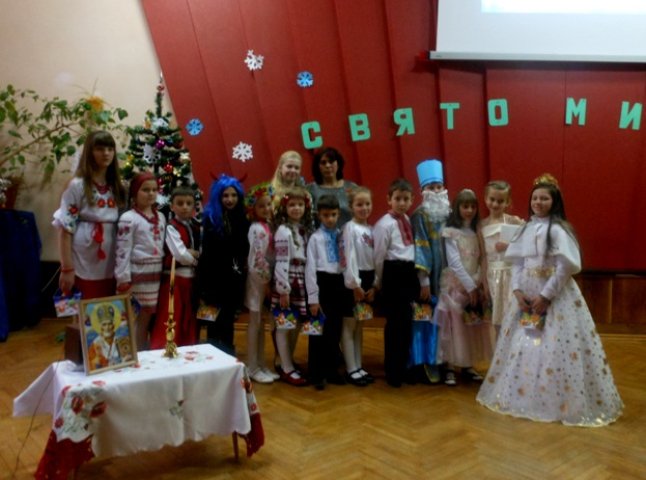 Тячівським діткам показали виставу про "Святого гостя"