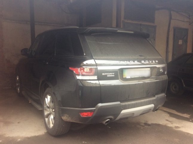 Мукачівські поліцейські знайшли два викрадені позашляховики "Range Rover"